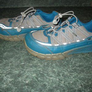 Keen restaurant worker aluminum toed shoes